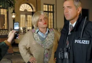 MDR Fernsehen ELVIS UND DER KOMMISSAR I. STAFFEL FOLGE 6, "Heiße Ware", am Donnerstag (24.06.10) um 08:40 Uhr. Dieser Großeinsatz ist mehr als ein Foto wert: Assistent Pröttel (Stefan Haschke, M.) fungiert dabei als Double für Rosa Behringer, trägt Rouge und üppige Frauenkleider - und wird per Handykamera geknipst. Sein Chef Seibold (Florian Fitz, r.) sieht auch mit Polizeijacke nicht professioneller aus. Kommissar Behringer ermittelt derweil an einem ganz anderen Ort.