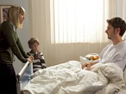 ARD/MDR IN ALLER FREUNDSCHAFT FOLGE 459, "Das Fest der Liebe", am Dienstag (15.12.09) um 21:05 Uhr im ERSTEN. Annelie Schulte (Maxi Warwel) ist heilfroh, als sie ihren Sohn Tim (Gustav Reutter) im Krankenzimmer von Franz Rahn ( Michael Baral) findet. Franz hat vor einigen Wochen mit Tims Mutter geflirtet und sich gewundert, dass sie sich nicht mehr gemeldet hat. Doch als alleinerziehende Mutter hat Annelie Angst und hält Franz auf Abstand. Tim ist hingegen von Franz' Geschichten total begeistert. © MDR/Krajewsky, honorarfrei - Verwendung gemäß der AGB im engen inhaltlichen, redaktionellen Zusammenhang mit genannter MDR-Sendung und bei Nennung "Bild: MDR/Krajewsky" (S2). MDR/HA Kommunikation, 04360 Leipzig, Tel: (0341) 300 6477 oder - 6463