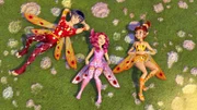 Mo (li.), Mia (Mi.) und Yuko (re.) ruhen sich für einen Moment aus, bevor sie das Orakel in den Wald schickt. Doch Mo möchte nicht mitkommen.