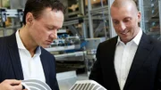 Zur neuesten Generation der PV-Technologie gehören die sogenannten farbstoffsensibilisierten Solarzellen (DSSC). Henrik Lindström (l.) und Giovanni Fili (r.)