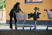 Helene und Madlen kommen mit Raketen aus dem Supermarkt.