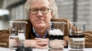 Günter Hufschmid, Unternehmer und Erfinder der Ölabsorptions-Watte. Dabei handelt es sich um ein synthetisches Wachs, es kann etwa das Siebenfache seines eigenen Gewichts an hydrophoben Flüssigkeiten aufsaugen, ohne dabei Wasser aufzunehmen. Das macht es zu einem idealen Mittel, um Verschmutzungen durch ausgelaufenes Öl und andere flüssige Chemikalien zu beseitigen.