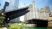 Die Klappbrücke in der Michigan Avenue, Chicago, wurde 1920 für den Straßenverkehr geöffnet.; Bildunterschrift: Die Klappbrücke in der Michigan Avenue, Chicago, wurde 1920 für den Straßenverkehr geöffnet.