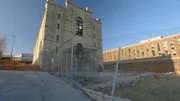 In England, Wiltshire steht inmitten eines der Räume des Lacock Abbey ein riesiger Kessel auf einem Steinsockel, welcher durch die Filmreihe „Harry Potter“ weltbekannt wurde.