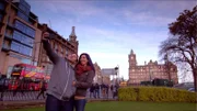 Während eines Studienaufenthalts hat sich Josie in die schottische Hauptstadt Edinburgh verliebt und ist sofort bereit, ihre Heimat North Carolina zu verlassen, als sie dort ein Stellenangebot bekommt. Ehemann Brett ist weniger begeistert. Er muss für Josies Traum seinen gut bezahlten Job als Artdirector aufgeben und ist vom Gehalt seiner Frau abhängig. In ihrer Traumstadt will Josie dann auch ihr historisches Traumhaus mit Blick aufs Wasser finden, doch die Mieten für diese Objekte sind hoch und Brett will ihre Ersparnisse nicht verschleudern.