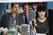 Nachdem ein Fingerabdruck am Ort des Verschwindens des Metro P.D. Agenten entdeckt wurde, lassen McGee (Sean Murray, l.) und Metro P.D. Detective Sportelli (Jack Conley, M.) diesen von Abby (Pauley Perrette, r.) überprüfen. Ist der Abdruck bereits in der Datenbank erfasst?