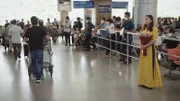 Violet wartet am Flughafen auf Riley