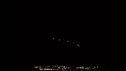 Zeuen von den Phoenix-Lichtern berichteten von bizarren Lichtformationen, die sich langsam über die Stadt bewegten: Bumerangs, V-förmige Objekte, sogar ein Würfel.