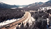 Jährlich ziehen die „Rockies“ viele Besucher an, vor allem die Nationalparks Yellowstone und Yosemite sind sehr beliebt. Doch im Winter können die eisigen Bergstraßen zur Todesfalle werden.