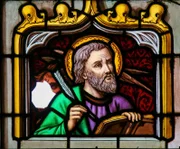 Buntglasfenster mit der Darstellung des Heiligen Markus, des Evangelisten, in der Kathedrale von Saint Rumbold in Mechelen, Belgien.
