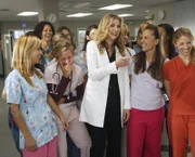 Carla und Turk zeigen wieder einmal, dass ihnen scheinbar nichts zu dumm ist: Elliott (Sarah Chalke, M.) findet das zum Schreien komisch ...