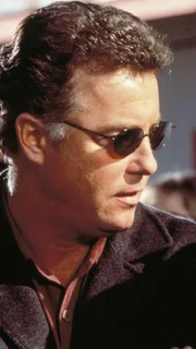 Gil Grissom (William Petersen) will eigentlich den Mord an Mel Bennett aufklären, doch er ist von der Anwesenheit der Pathologin Teri abgelenkt, mit der er eine Affäre hatte...