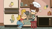 Clyde und Lincoln treffen auf eine alte Dame, die dieselben Rezepte in ihrem Kochbuch hat wie Lincolns Vater. Es stellt sich heraus, dass es sich um seine Kochlehrerin aus der Grudschule handelt, die ihm alles über das Kochen beigebracht hat und mit der er einige Rezepte entwickelt hat.