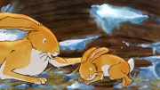 An diesem verschneiten Wintertag ist der große Hase ausnahmsweise mal vor dem kleinen Hasen auf den Beinen. Er muss zu Otter, der seine Hilfe benötigt.