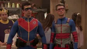 Vorne, l-r: Captain Man / Ray Manchester (Cooper Barnes), Henry Hart (Jace Norman)