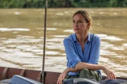 Sarah (Nadeshda Brennicke) ist mit dem Boot unterwegs zu ihrem Vater ins "Happy Valley", einer Seniorensiedlung, in der ihr Vater eine neue Heimat gefunden hat.