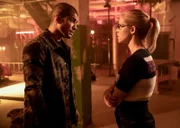 Rene Ramirez (Rick Gonzalez) und Felicity Smoak (Emily Bett Rickards)