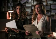 Dinah Drake (Juliana Harkavy, l.) und Laurel Lance (Katie Cassidy)