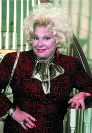 Sylvia Fine (Renée Taylor)
