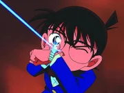 Der eigentlich 17-Jährige Shin'ichi Kudo muss nun im Körper eines Grundschülers Fälle lösen, ohne erkannt zu werden, und nennt sich ab sofort Conan Edogawa ...