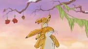Der kleine und der große Hase dekorieren die große Eiche für die Feier.