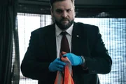 Nachgestellte Szene: Spezialagent Chuck Baker  +++ Die Verwendung des sendungsbezogenen Materials ist nur mit dem Hinweis und Verlinkung auf RTL+ gestattet.