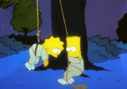 Die Simpsons 00000 Bart hilft seiner Schwester Lisa beim Training in der streng geführten Kadettenanstalt. Sie zumindest wollte ja unbedingt dorthin.