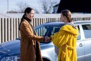 In her car Der schlaue Fuchs Hat Pläne für Mykyta: Anastasia Karpenko als Lydia, Daryna Fedyna als Ira  2024  Copyright: SRF/ZDF/SLM/Gaumont/Roman Lisovsky