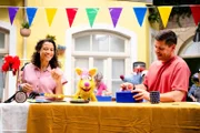 Drehpause im Woozle-Goozle-Studio. Woozle hat Ferien - was für eine schöne Gelegenheit, den komplett durchgeknallten Supererfinder auf die Welt loszulassen! Denn was tut Woozle, wenn er nicht im Studio mit seinen Erfindungen und seinem Dynamit das totale Chaos anrichtet? Er richtet es woanders an...