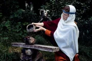 Heidnisches Ritual, eine Wikingerin gießt Blut auf Ringe. (Dash Pictures/Adam Jandrup)