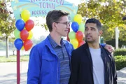 Fälschlicherweise spendet Torres (Wilmer Valderrama, r.) 5.000 Dollar statt 50 an die wohltätige Initiative von Palmer (Brian Dietzen, l.). Kommt er aus der Sache irgendwie wieder raus?
