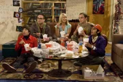 (3. Staffel) - Das Leben von Leonard (Johnny Galecki, 2.v.l.), Sheldon (Jim Parsons, 2.v.r.), Rajesh (Kunal Nayyar, r.) und Howard (Simon Helberg, l.) wird völlig auf den Kopf gestellt, als die junge, hübsche Penny (Kaley Cuoco, M.) in ihr Dasein tritt ...