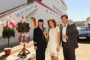 Paul feiert mit seiner Frau Juliane den ersten Hochzeitstag und hat dafür eine ganz besondere Überraschung für sie (Heide Keller, Gerit Kling, Francis Fulton-Smith).