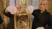 Zwei Priester berühren die Utensilien für eine religiöse Zeremonie
