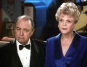 Jessica (Angela Lansbury) soll für Edgar Greenstreets (John Hillermann) Firma ein kriminalistisches Brettspiel entwerfen.