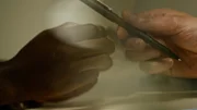 Hände und Bleistift