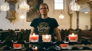 Pfarrer Mag. Markus Madl - in der Kirche.