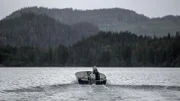 Es gibt sie noch, die echten Abenteurer! Im Mittelpunkt von FERNAB DES GESETZES steht eine Gruppe von Menschen, die der modernen Gesellschaft den Rücken gekehrt und sich stattdessen für ein Leben jenseits der Zivilisation entschieden haben.
