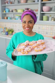 Nadiya mit ihren Erdbeer-Shake-Trichterkuchen.