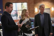 Während das Auffinden einer verwesten Leiche Fragen für das NCIS-Team (Emily Wickersham, M. und  Mark Harmon, r.) aufwirft, hat McGee (Sean Murray, l.) gerade andere Sorgen - bei einer Untersuchung von Delilah stellen die Ärzte etwas Ungewöhnliches fest ...