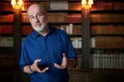 Das Wissen, das einmal kilometerlange Regale einnahmen, ist heute von jedem PC nur einen Klick entfernt. Und die Menge der Information, die für jeden verfügbar ist, wächst weiter. Wie soll man da den Überblick behalten? Prof. Harald Lesch als Wegweiser aus dem Info-Dschungel.