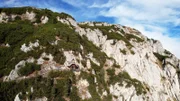 Reisen – das hieß früher vor allem flussabwärts zu fahren. Denn lange Zeit waren Österreichs Wasserstraßen der schnellste Verkehrsweg, lange vor beschwerlichen Kutschenfahrten. Die Flößer beherrschten damals Gewässer wie etwa die Enns, sie beförderten Güter und Menschen. Heute haben Floßfahrten nur mehr nostalgischem Reiz. Die Enns verband die Eisenwurzen, die sogenannte „Waffenkammer des Kaisers“, mit der Donau und damit mit Wien. Im Bild: Friedenskirche am Stoderzinken.