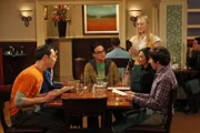 Priya (Aarti Mann, 2.v.r.) ist wieder in der Stadt. Bei einem gemeinsamen Abendessen erfahren Sheldon (Jim Parsons, l.), Rajesh (Kunal Nayyar, 2.v.l.), Penny (Kaley Cuoco, stehend) und Howard (Simon Helberg, r.), dass Leonard (Johnny Galecki, 3.v.l.) und sie eine Beziehung eingehen wollen ...