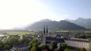 Reisen – das hieß früher vor allem flussabwärts zu fahren. Denn lange Zeit waren Österreichs Wasserstraßen der schnellste Verkehrsweg, lange vor beschwerlichen Kutschenfahrten. Die Flößer beherrschten damals Gewässer wie etwa die Enns, sie beförderten Güter und Menschen. Heute haben Floßfahrten nur mehr nostalgischem Reiz. Die Enns verband die Eisenwurzen, die sogenannte „Waffenkammer des Kaisers“, mit der Donau und damit mit Wien. Im Bild: Stift Admont.