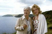 Christine (Natalie O'Hara, r.) besucht ihre Großtante Holly (Maria Sebaldt, l.) und erfährt von ihr ein langgehütetes Geheimnis.