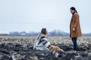 In her car. Die Prinzessin, die nicht lesen konnte. Olena Oleynikva als Inga und Anastasia Karpenko als Lydia.