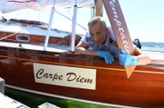 ARD WAPO BODENSEE FOLGE 42, "Hasadeure", am Dienstag (05.01.21) um 18:50 Uhr im ERSTEN. Paul Schott (Tim Wilde) untersucht das Boot, von dem nicht klar ist, wem es wirklich gehört. © ARD/Laurent Trümper, honorarfrei - Verwendung gemäß der AGB im engen inhaltlichen, redaktionellen Zusammenhang mit genannter ARD-Sendung bei Nennung "Bild: ARD/Laurent Trümper" (S2). ARD-Programmdirektion/Bildredaktion, Tel: 089/5900-23534, bildredaktion@DasErste.de
