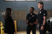 Officer Angela Lopez (Alyssa Diaz, l.) teilt Officer John Nolan (Nathan Fillion, r.) und Officer Aaron Thorsen (Tru Valentino, M.) weitere Informationen zu einem Mordfall mit.