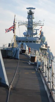 Am 25. Mai 1982 wurde der britische Zerstörer HMS Coventry während des Falklandkriegs eingesetzt. Das riesige Schiff sollte den Luftraum überwachen, wurde jedoch von argentinischen Kampfflugzeugen angegriffen.