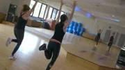 "Das war dann mal weg – Freizeit": Zwei Frauen machen vor einem Spiegel Aerobic-Übungen.